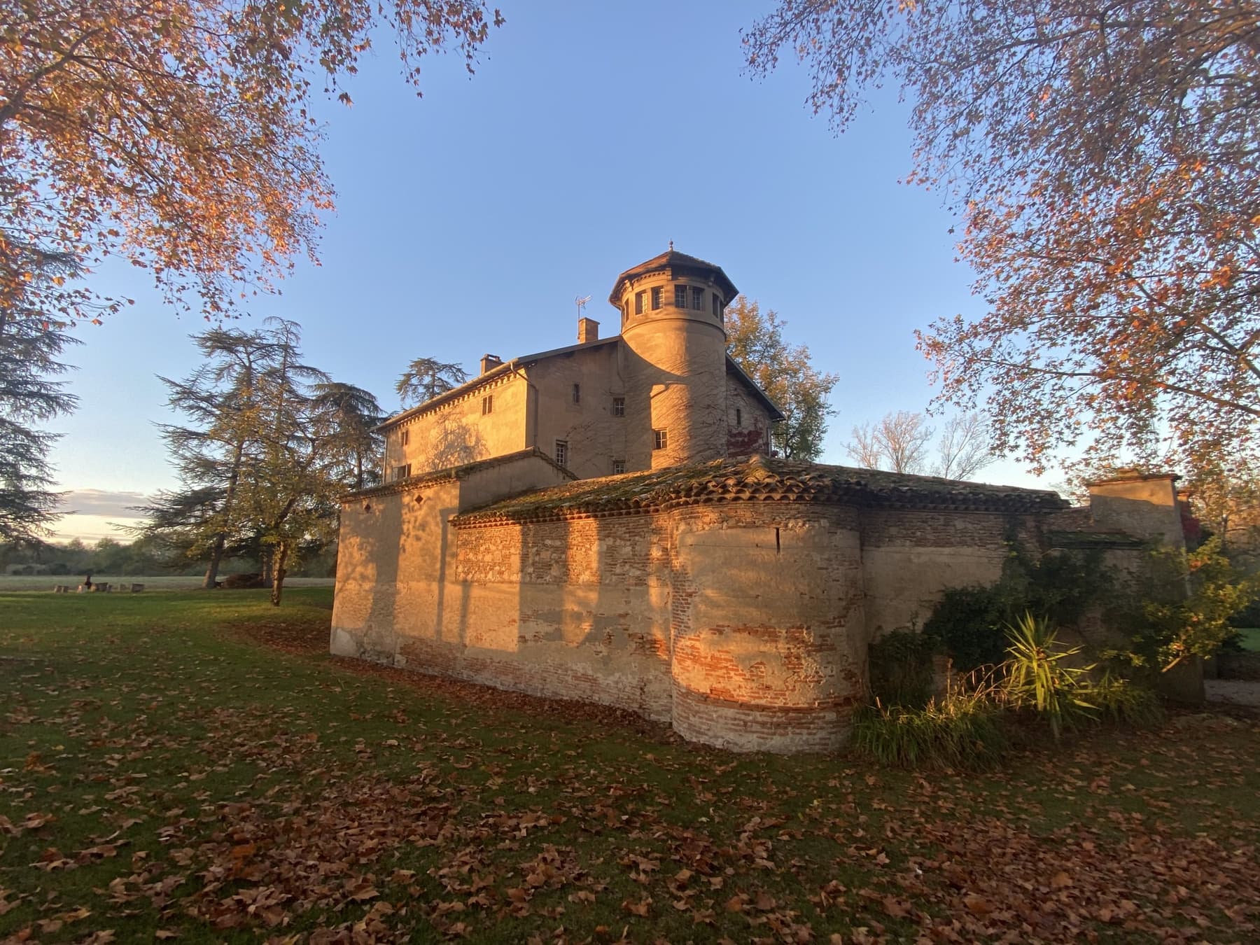 Le château de Guitalens-l'Albarède, lieu des stages, en lumière d'automne