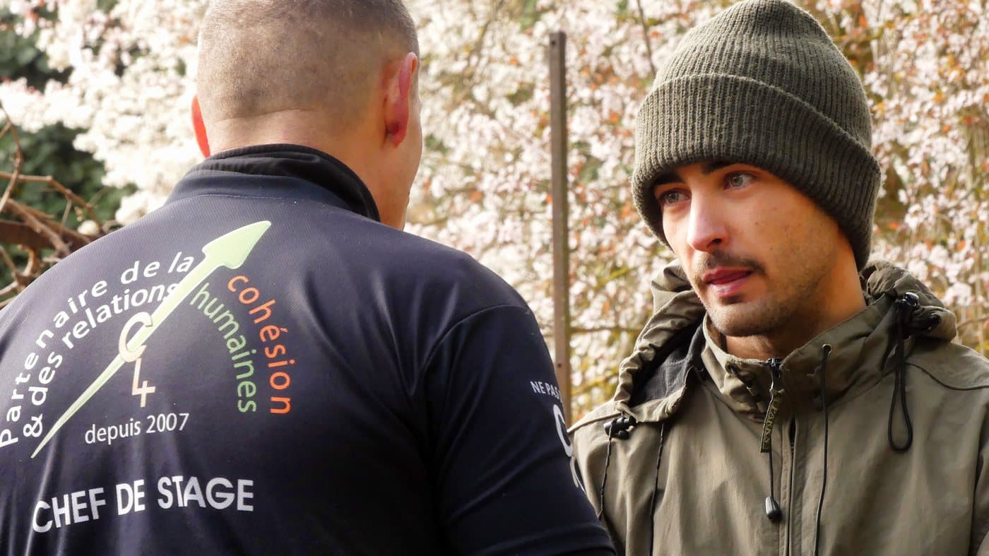 Un chef de stage C4 échange avec un stagiaire à la fin d'une séquence