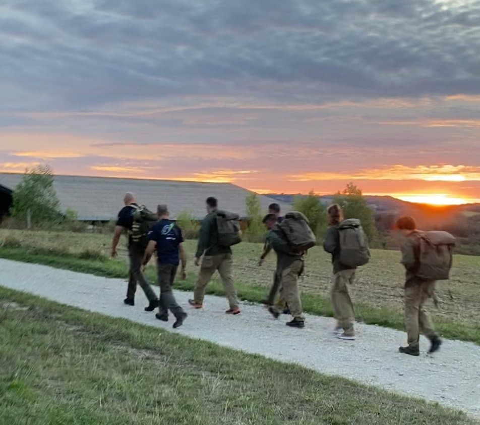 Groupe en marche sur un chemin au coucher du soleil