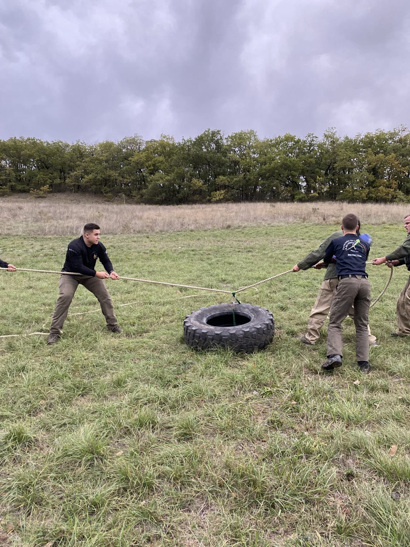 Équipe tirant ensemble sur une corde lors d'un exercice de cohésion